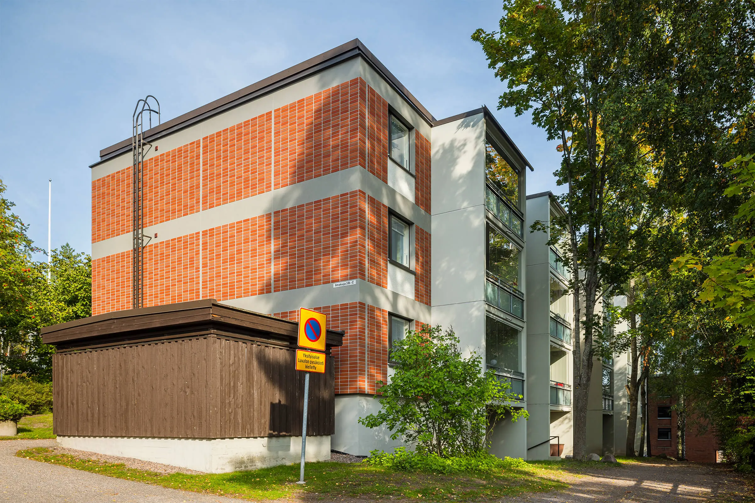 Kolmekerroksisen tiilikerrostalon kulma.