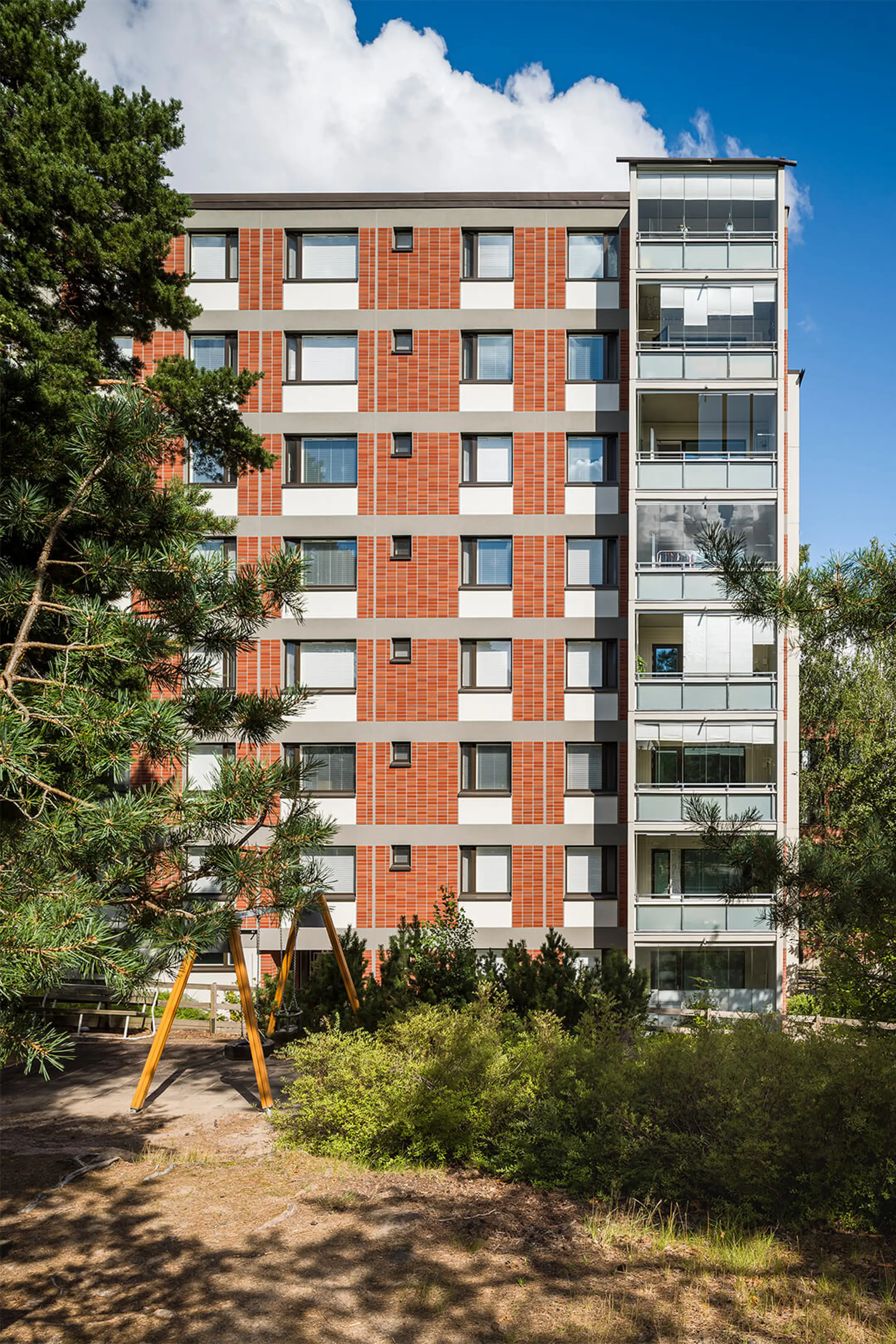 Tiilipintaisen kerrostalon julkisivu suoraan edestäpäin.