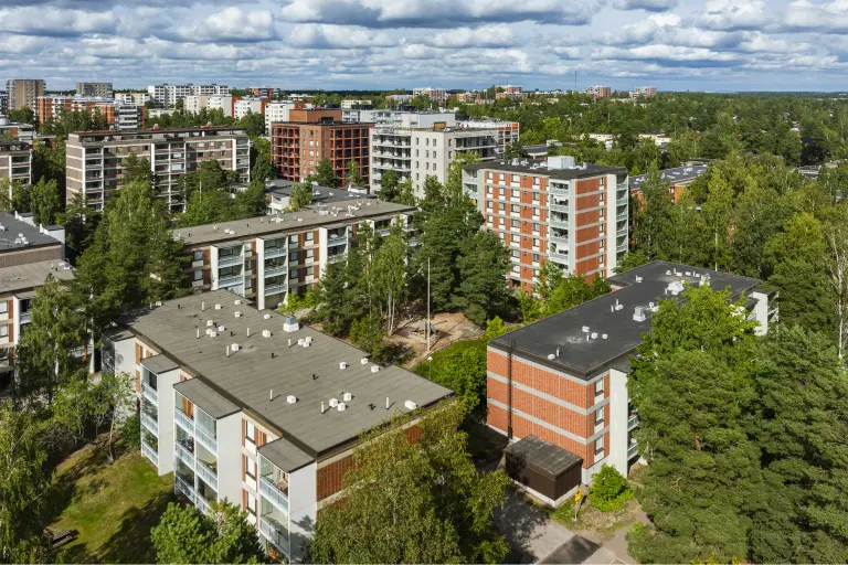 Ilmakuva tiililaattapintaisista kerrostaloista