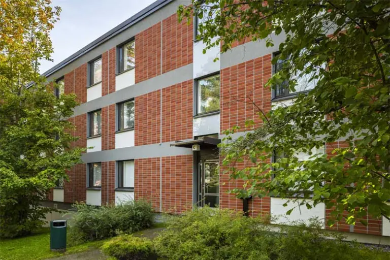 Julkisivukorjattu tiilikerrostalo