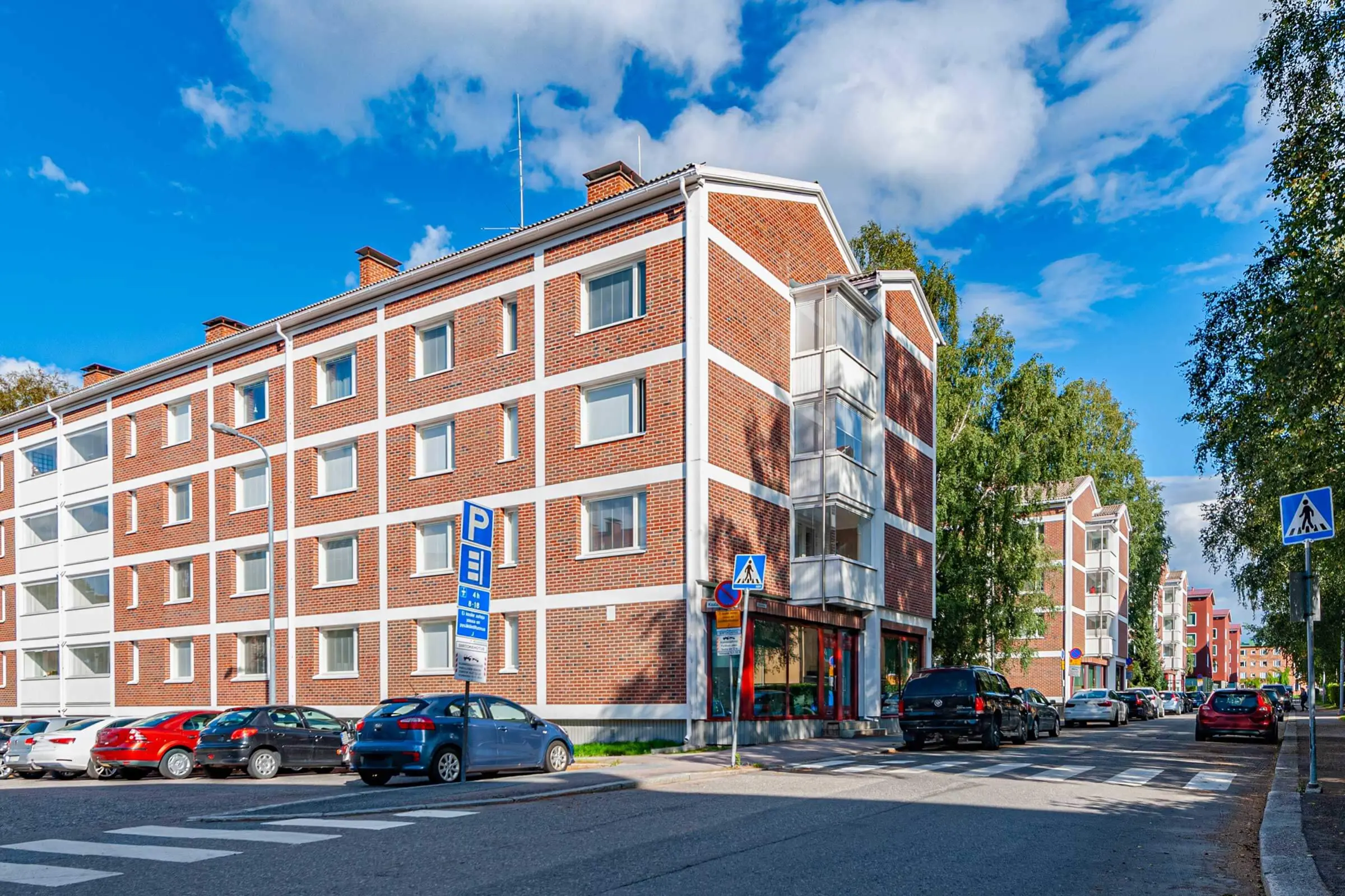 Näkymä Kaskitieltä. Julkisivukorjatut asuinkerrostalot.