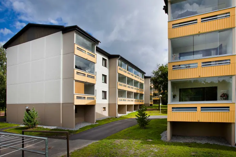 Maalatut sandwich-betonielementtijulkisivut.