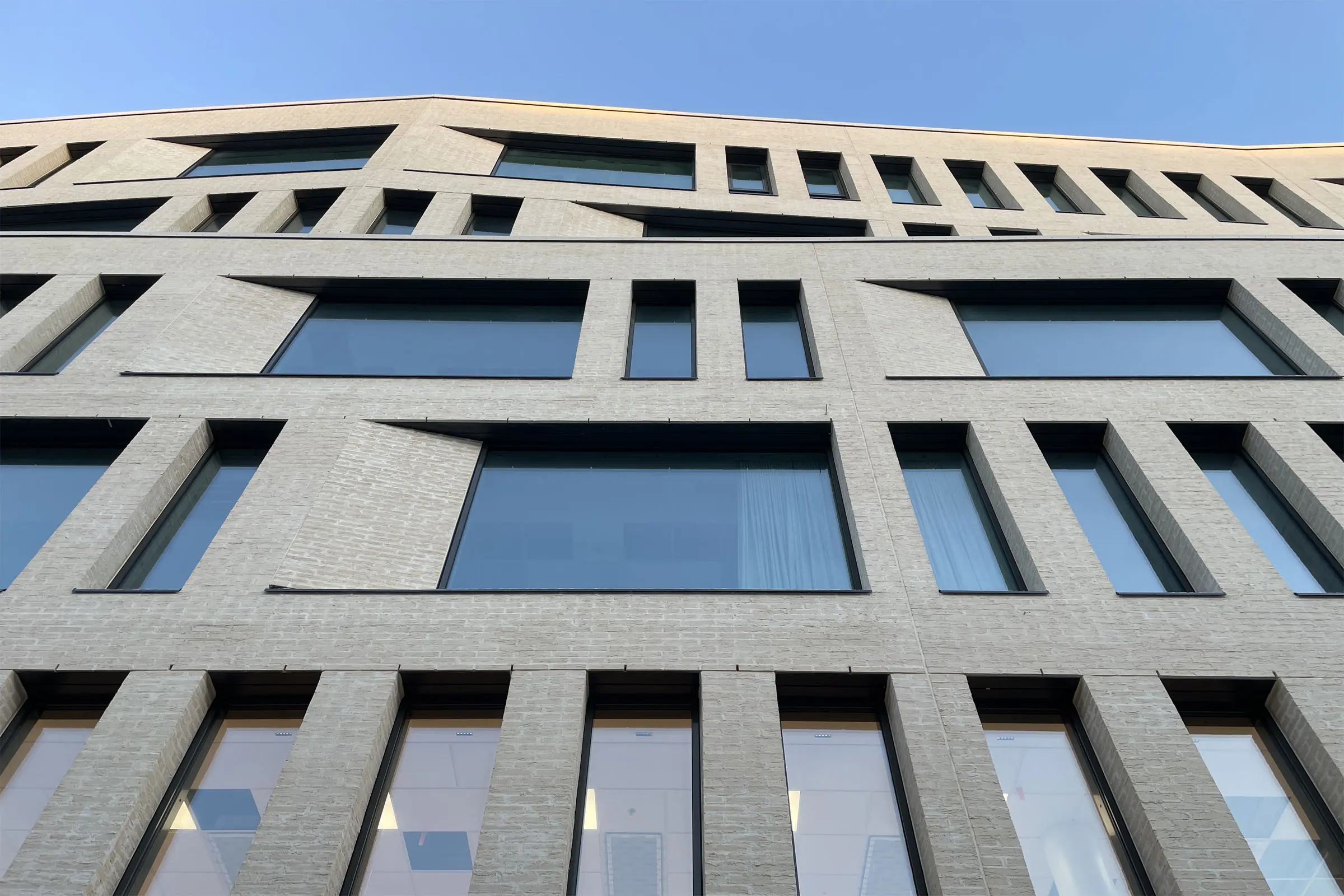 Moderni vaalea tiilijulkisivu läheltä