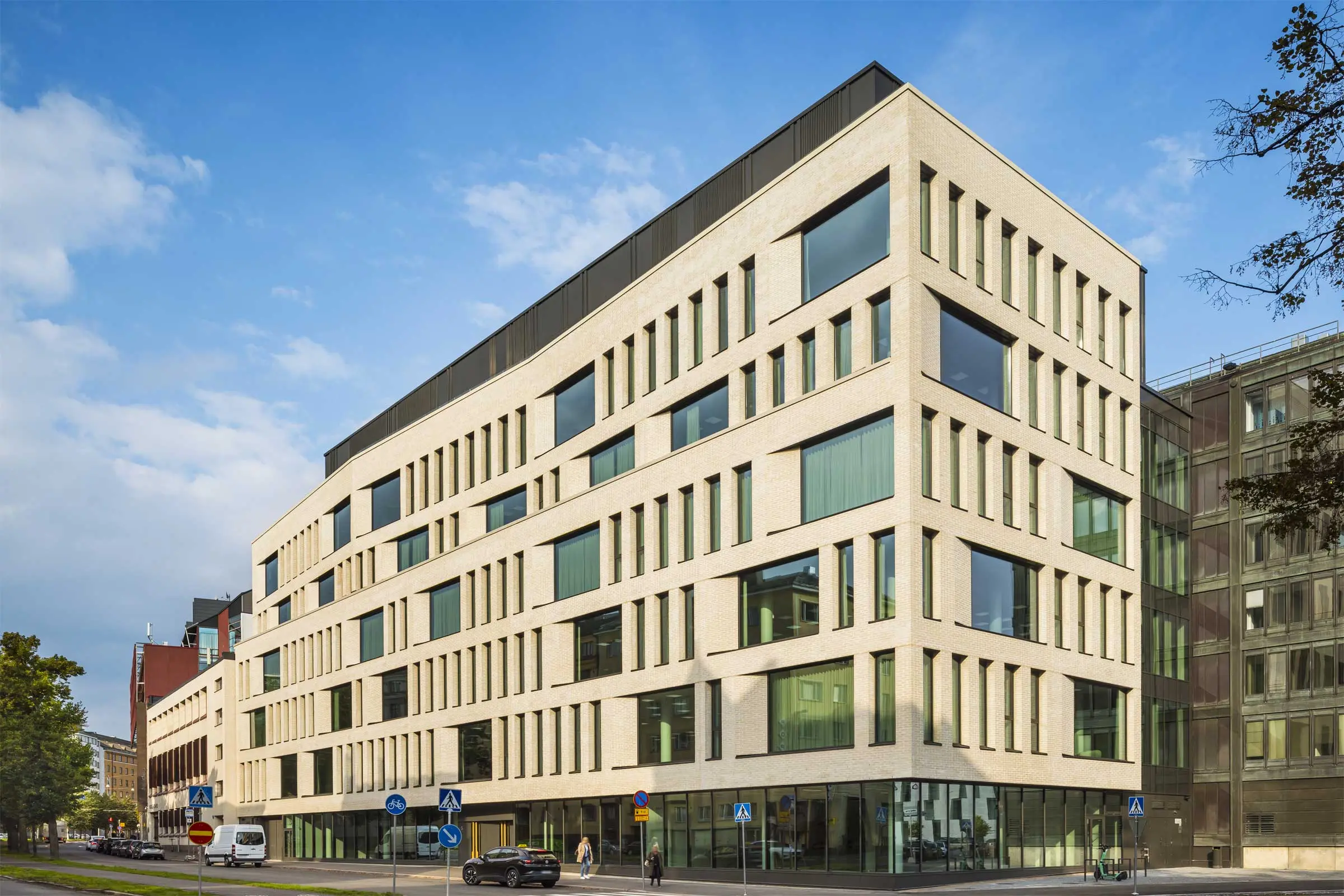 Moderni toimistorakennus vaalealla tiilijulkisivulla