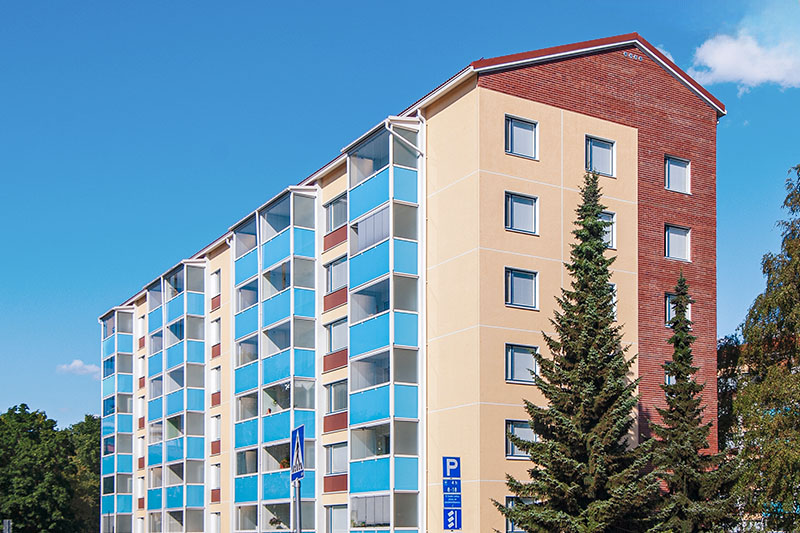 Parvekekorjaus osana julkisivukorjausta. Tiililaattapintainen ja rapattu kerrostalo.