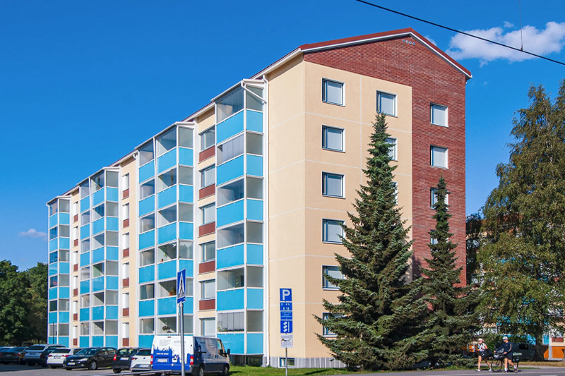 Kerrostalon julkisivussa yhdistyy rappaus ja tiililaatta