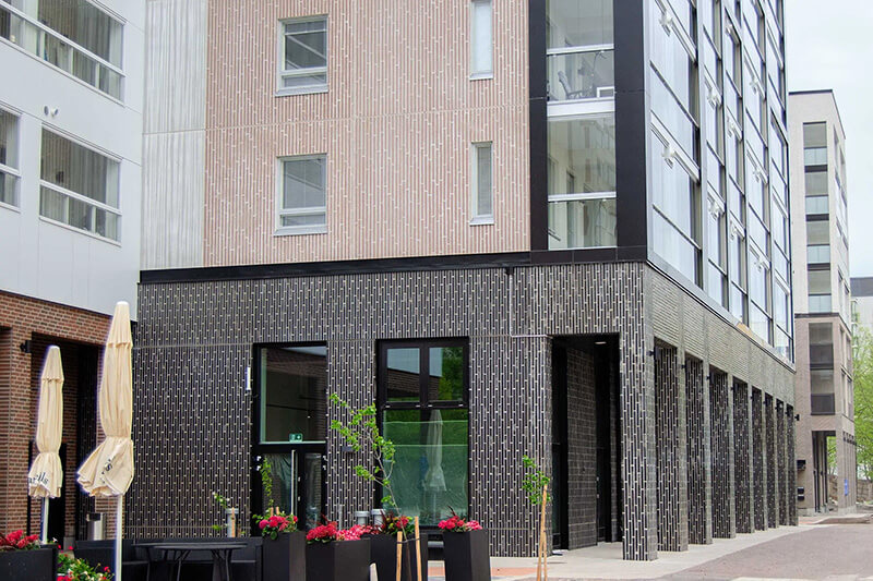 Tiililaattajulkisivun katutaso