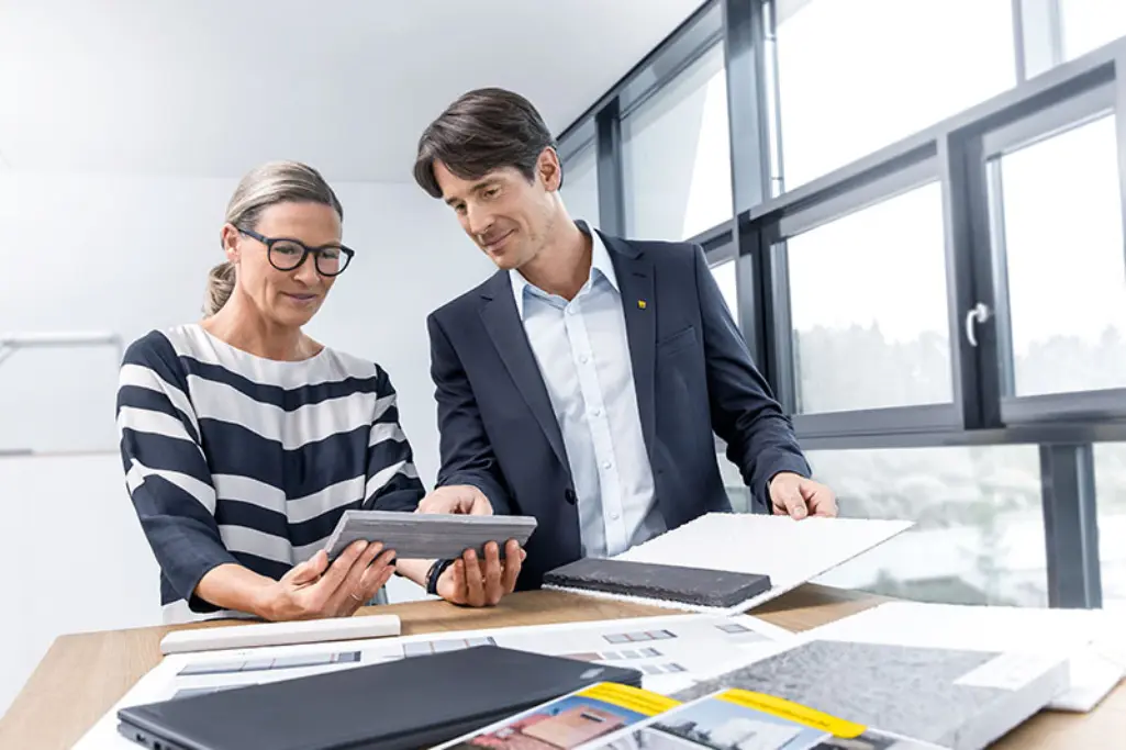 Ston asiantuntija konsultoi suunnittelijaa