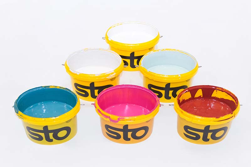 Eri värisävyjä Sto-ämpäreissä