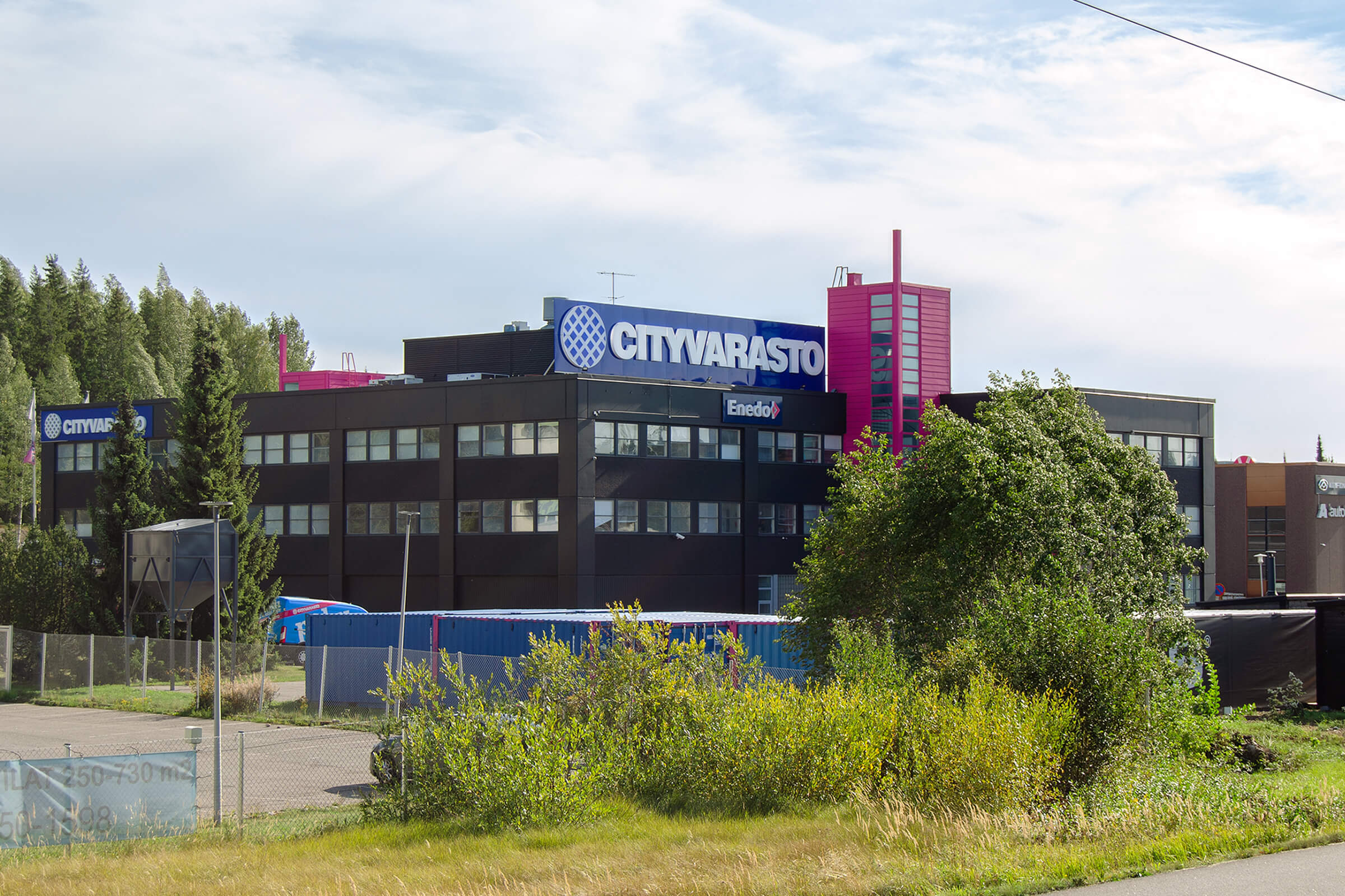 Julkisivumaalattu Cityvarasto erottuu Kehä III -tien varrella.