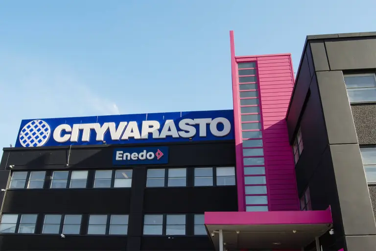 StoColor Dryonic® -julkisivumaalilla mustaksi ja pinkiksi maalattu julkisivu.