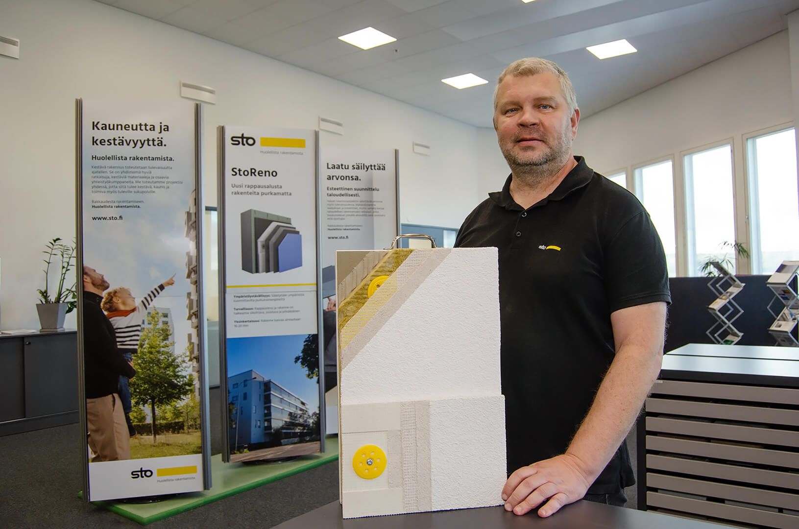 Jari Mäkelän edessä on pöydällä malli StoReno-järjestelmästä.