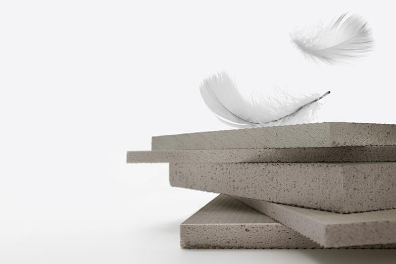 Höyheniä julkisivulevykasan päällä