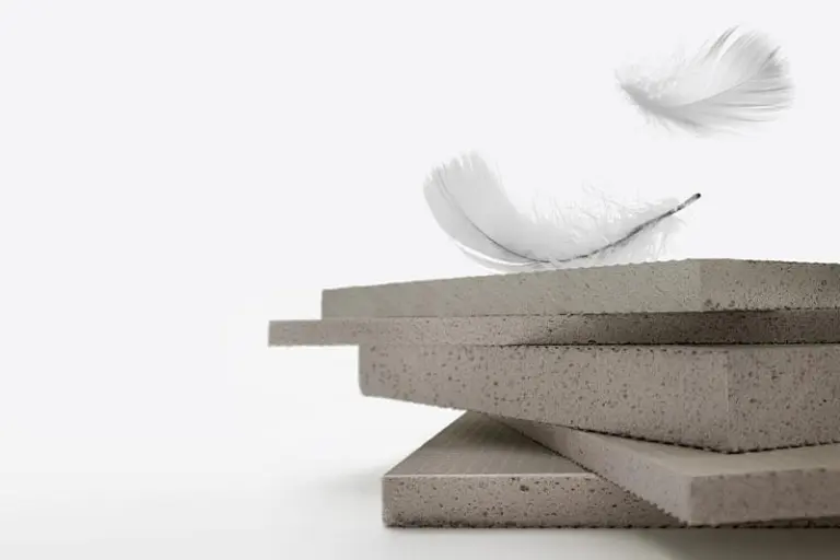 Höyheniä julkisivulevykasan päällä