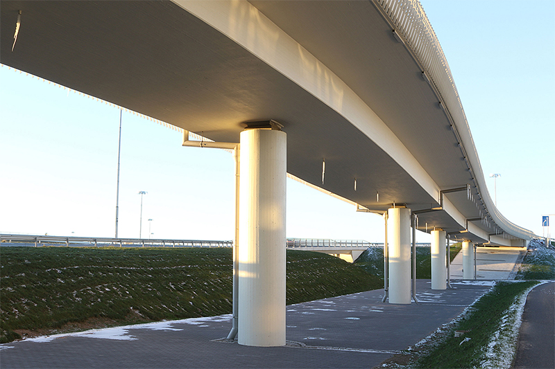 Betoninen silta, jota pylväät kannattelevat altapäin kuvattuna