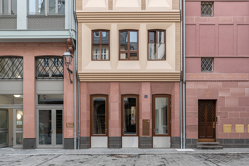 Lähikuva koristeellisesta ja moniulotteisesta julkisivusta.