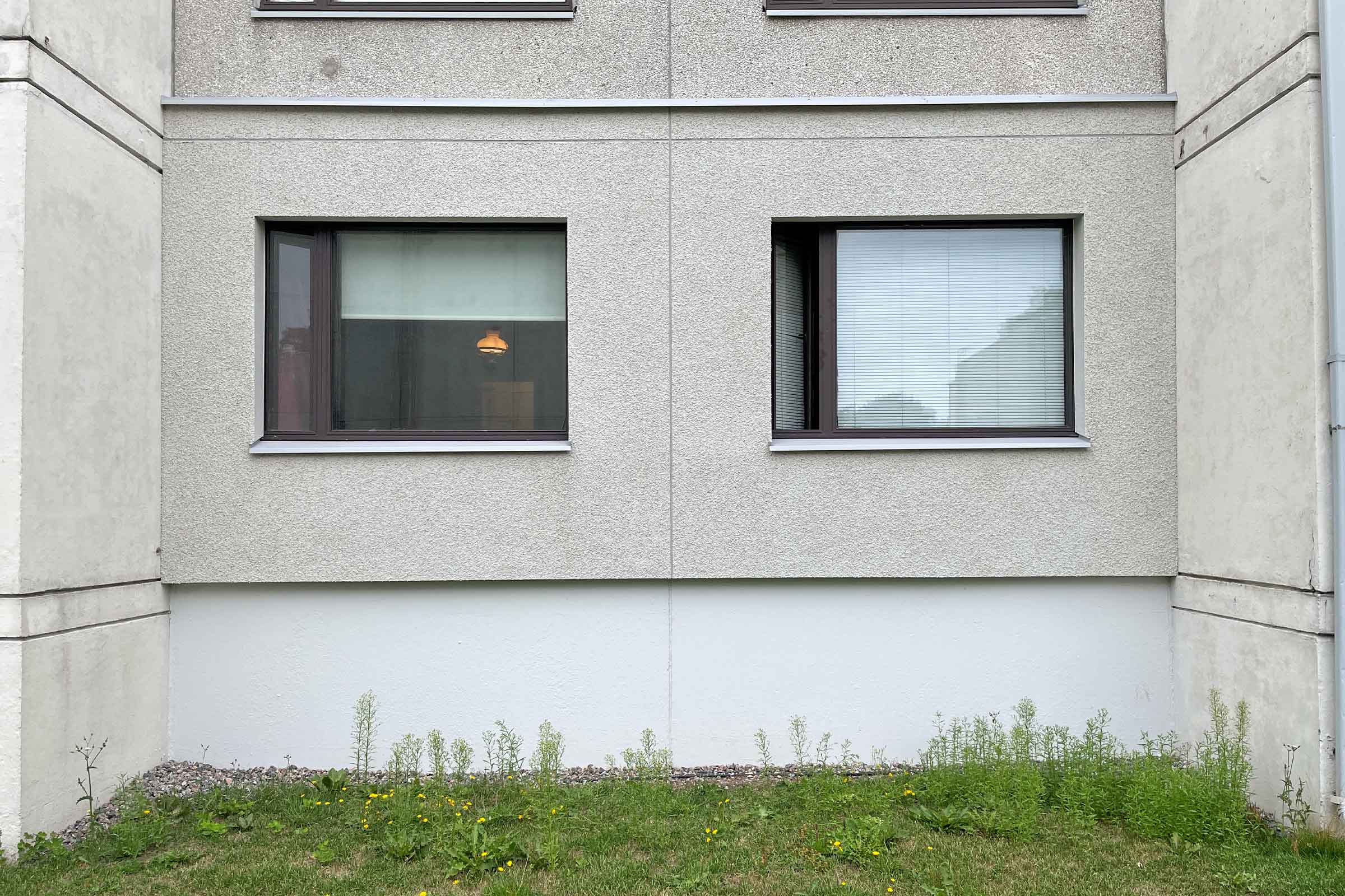 Pesubetonipintainen julkisivu ja sitä jäljittelevä uusi julkisivu