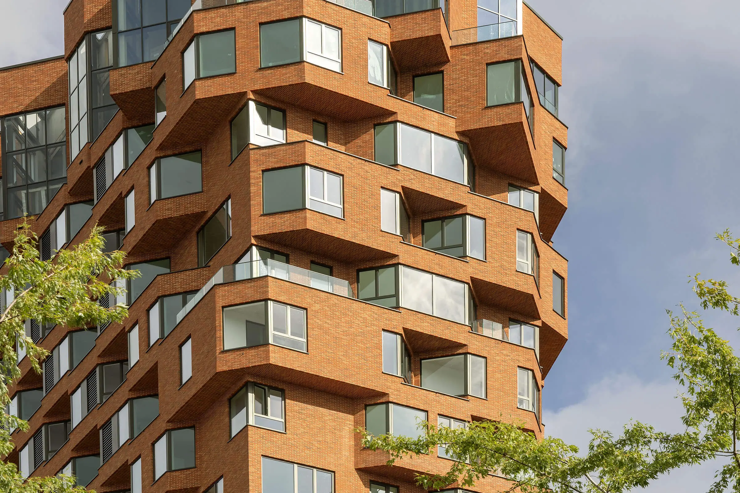 De Puls -rakennuskompleksin asuintorni tiilijulkisivun ilmeellä