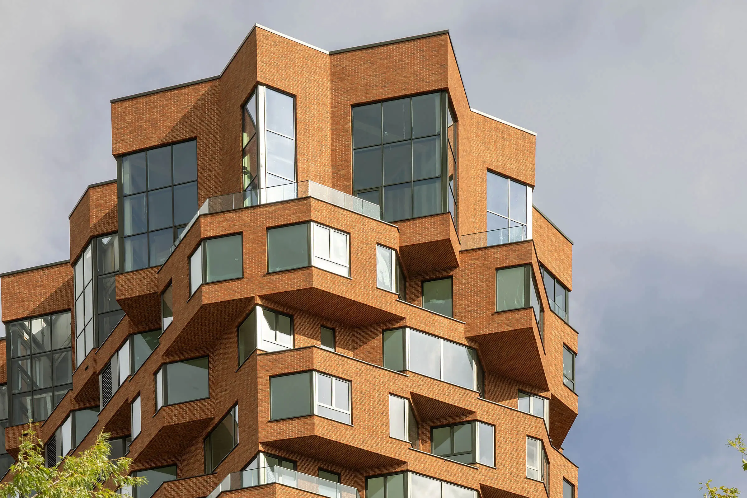 De Puls -asuintornin yläosa tiilijulkisivun ilmeellä