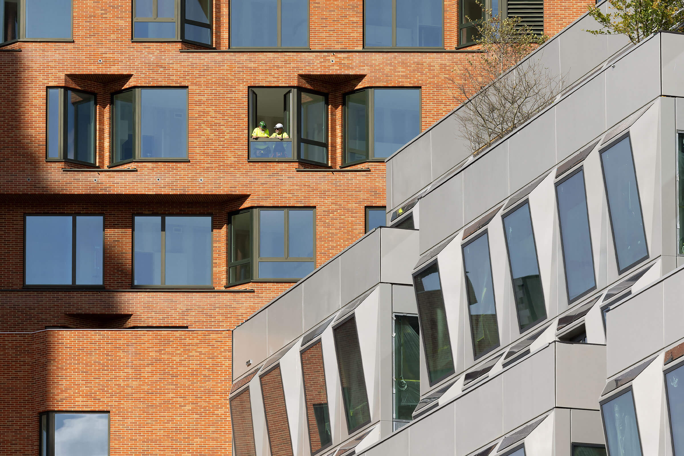 Asuinrakennuksen tiilijulkisivu ja toimistorakennuksen metallijulkisivu