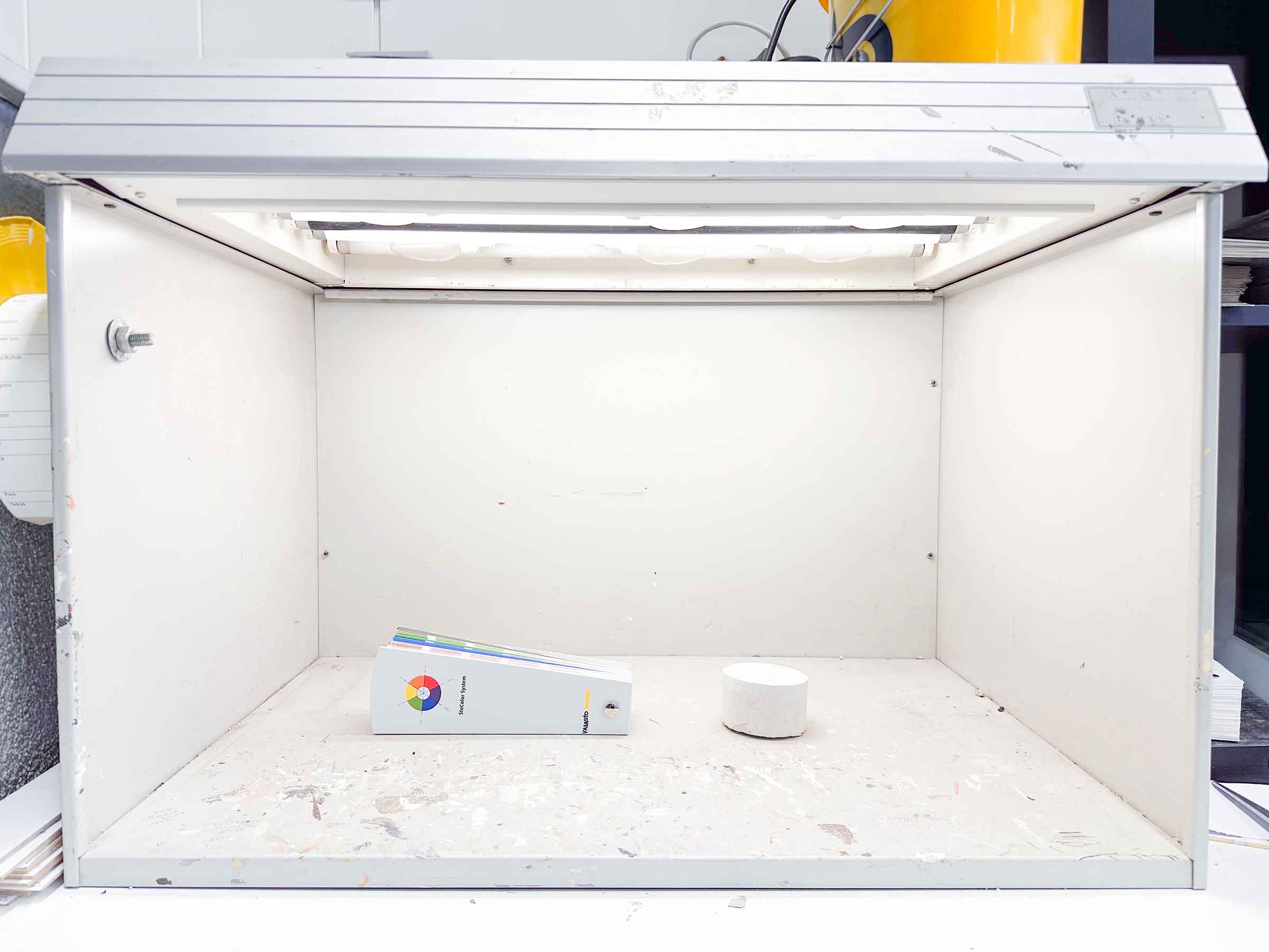 Mallikaappi värisävyjen tarkistamiseen