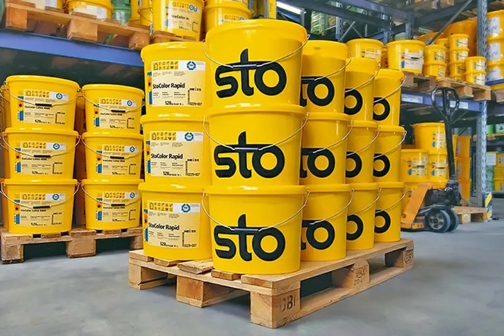 Sto-ämpäreitä lavalla varaston käytävällä.