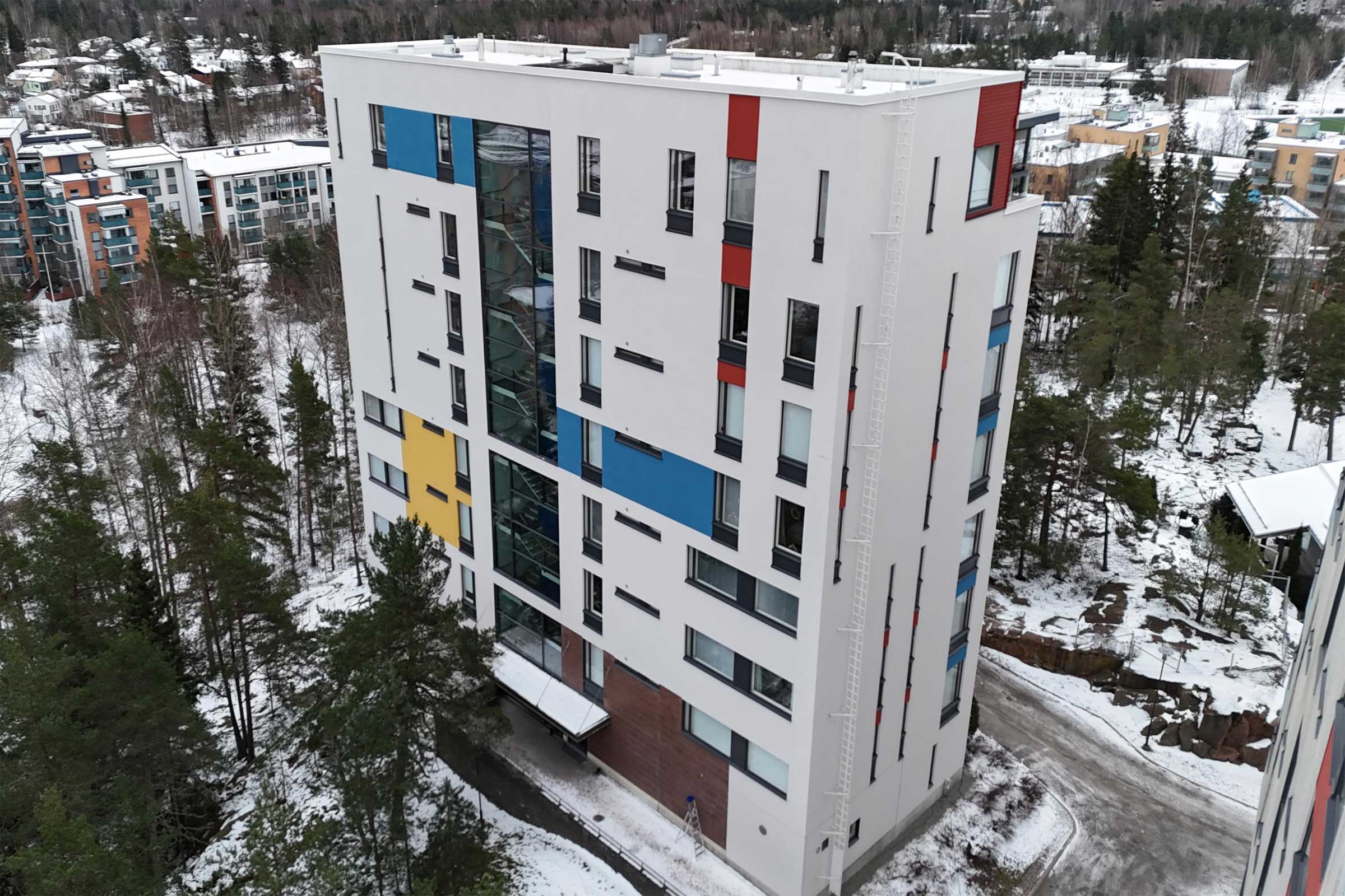 Ilmakuva kerrostalosta, jonka ohuteristerappaus korjattu StoReno-järjestelmällä.
