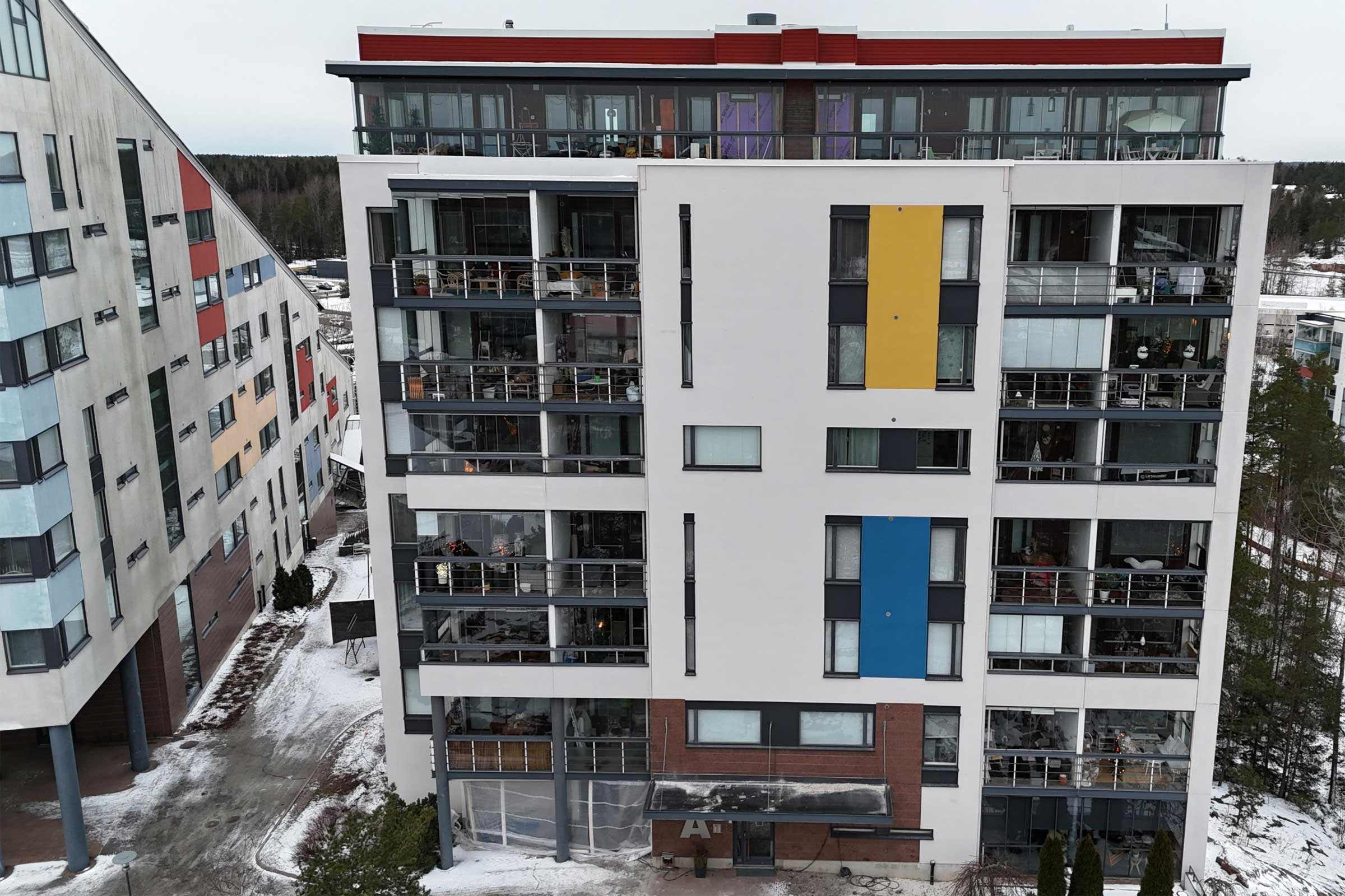 Valkoinen ohutrapattu kerrostalo, jonka julkisivukorjaus tehtiin StoReno-järjestelmällä.