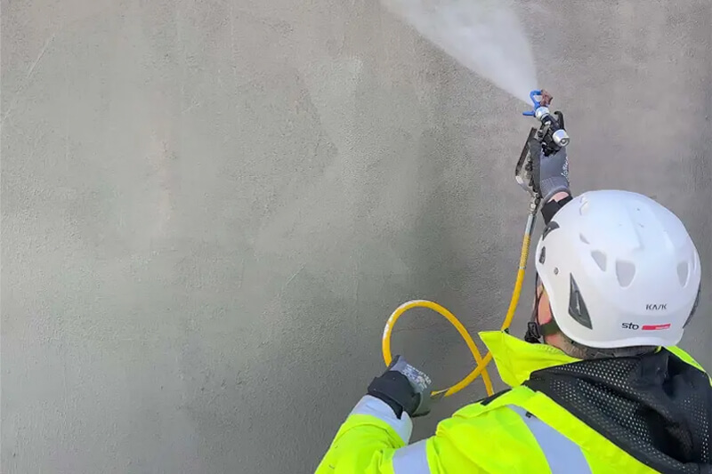 Impregnointigeelin levittämistä betonipintaan.