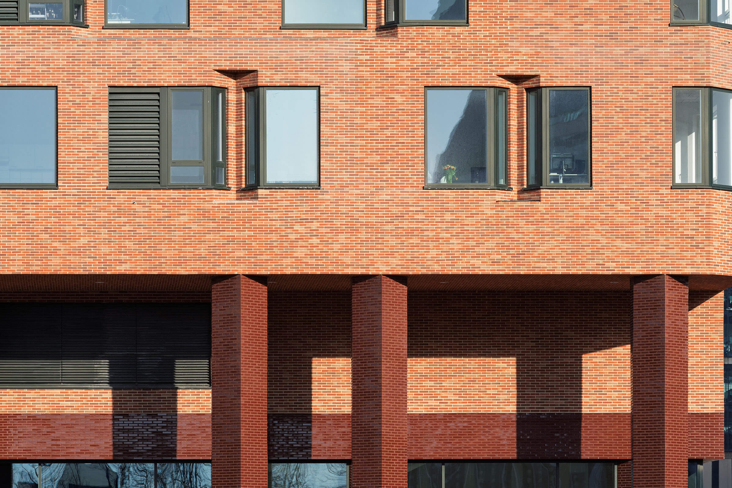 Asuinkerrostalon tiilijulkisivu Ston kevyttiililaatalla ja keraamisella laatalla