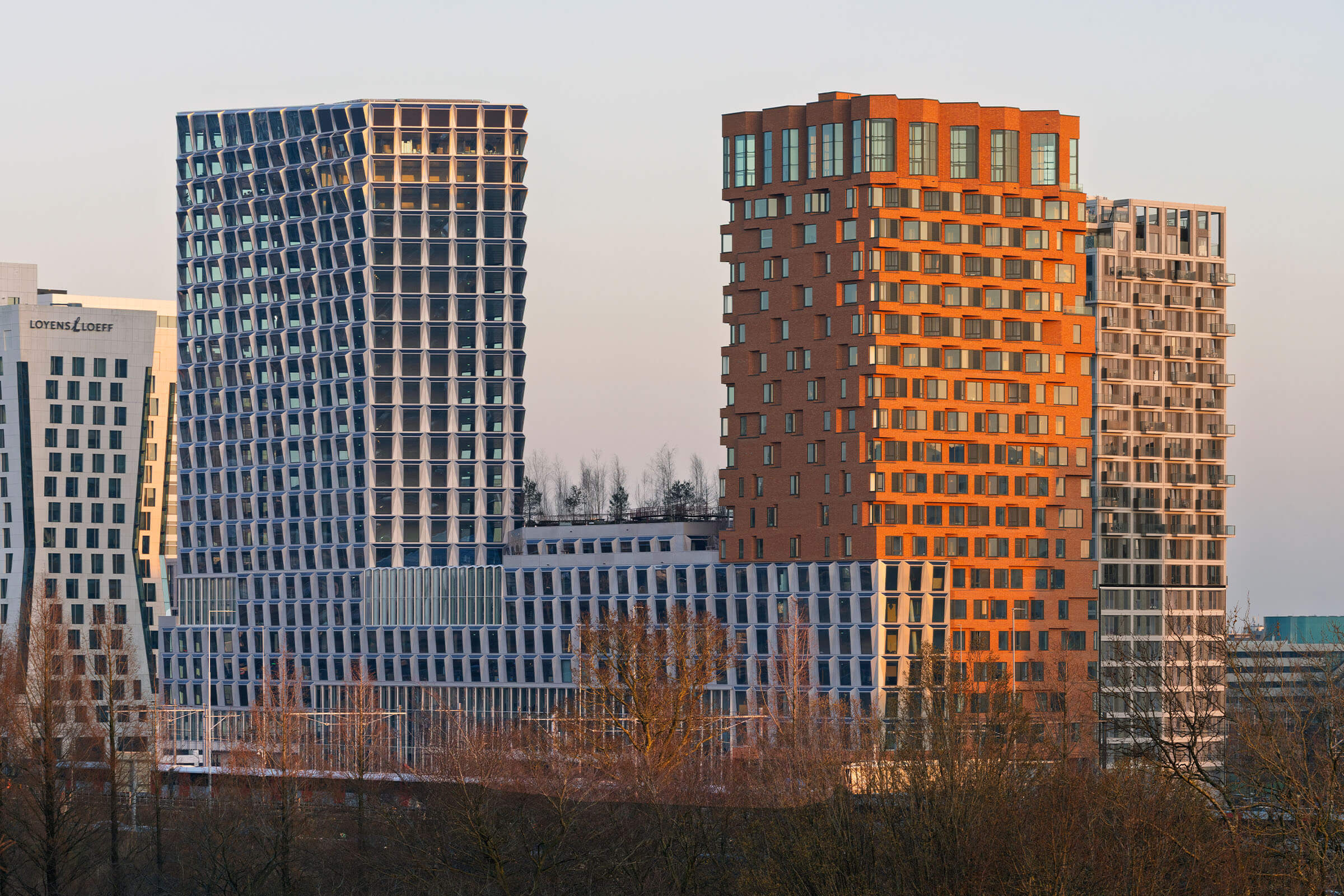 Kaksi tornikerrostaloa Amsterdamissa