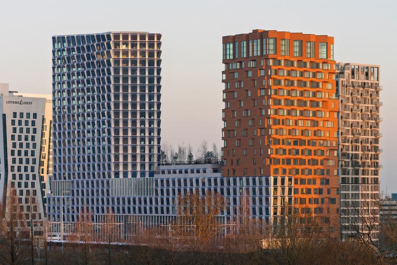 Kaksi tornikerrostaloa Amsterdamissa