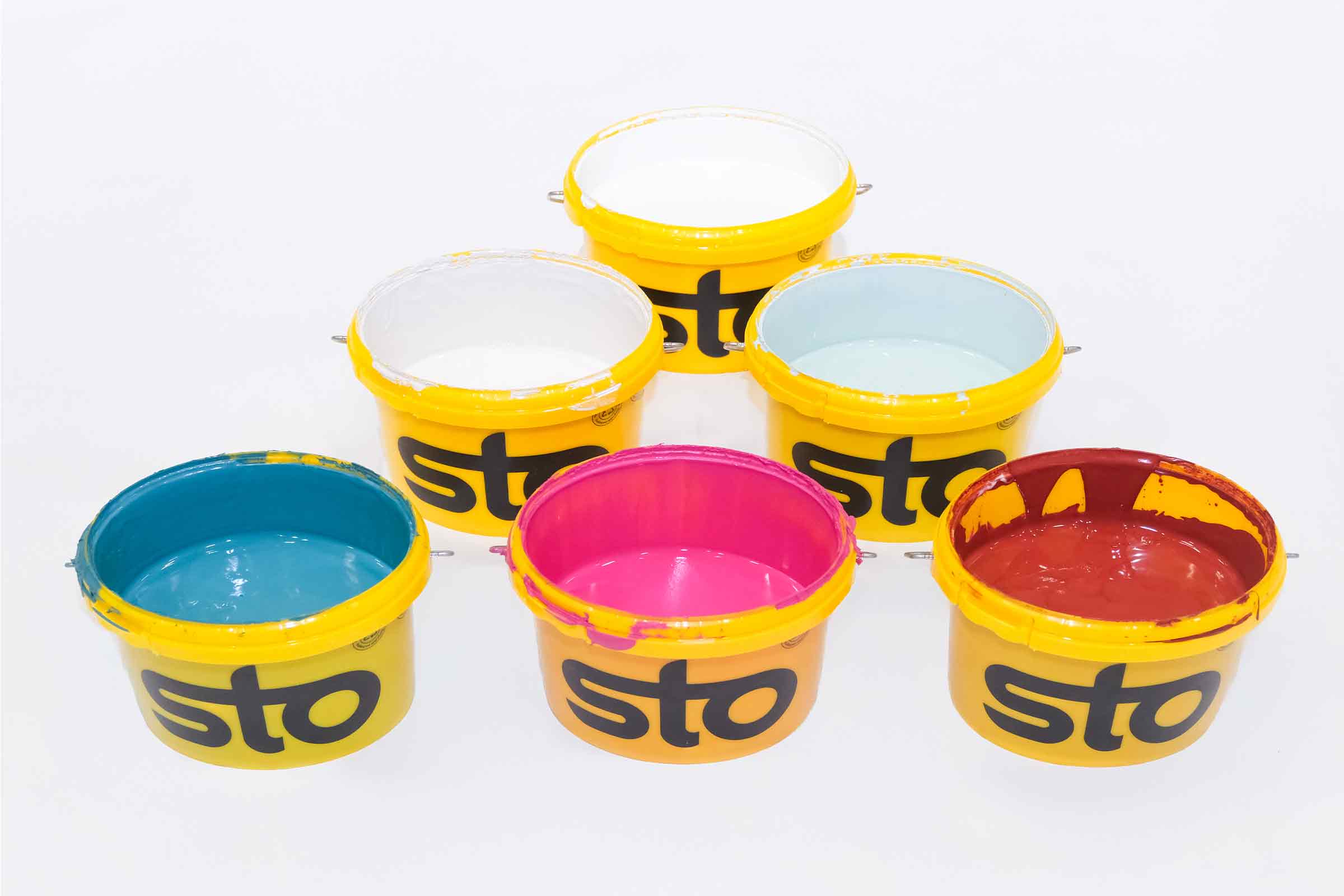 Eri värisävyjä Sto-ämpäreissä