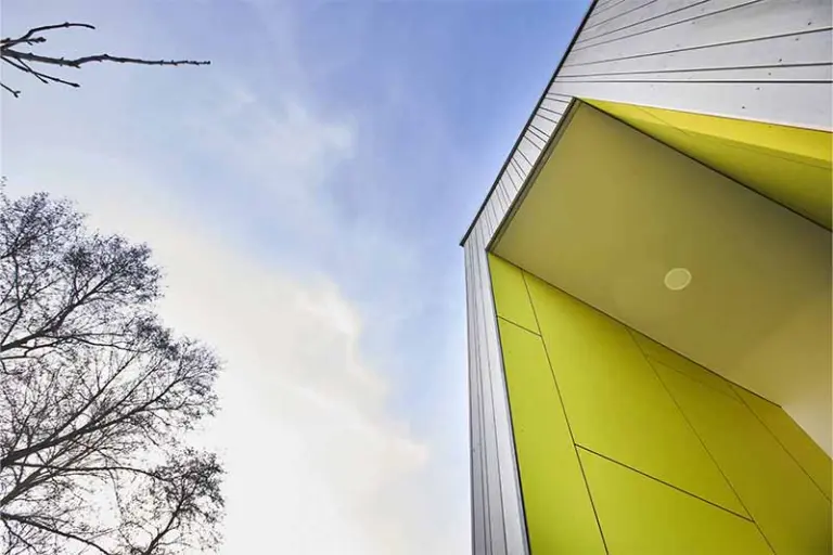 Värikäs julkisivu taivasta vasten