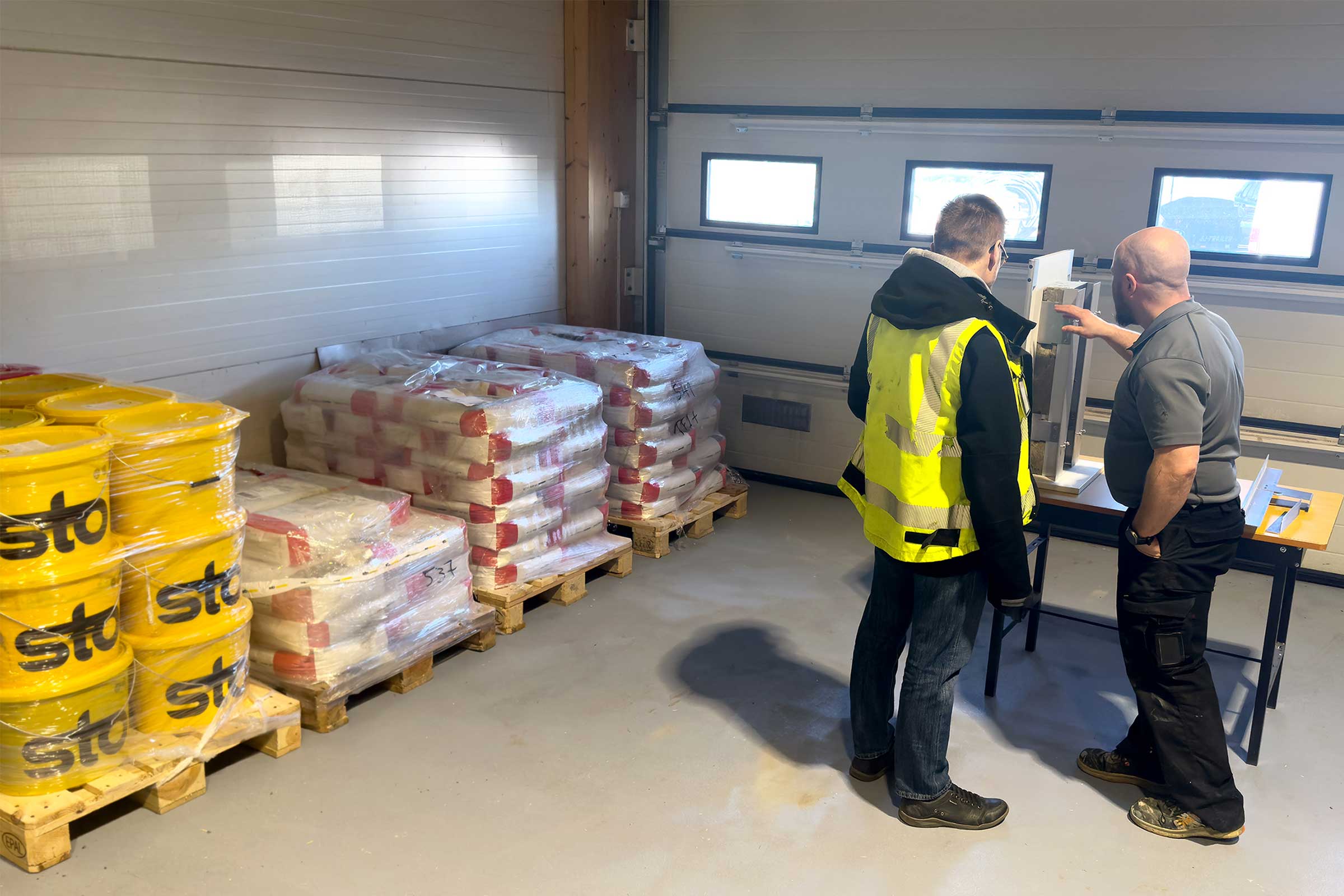 Sto Oulun tekninen myyjä Antti Mursu esittelee asiakkaalle rankajärjestelmää.