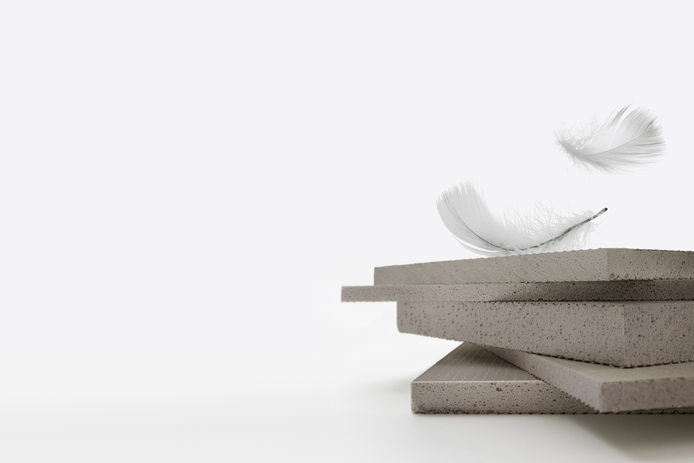 StoCarrier Aero -julkisivulevyjä, joiden päällä on höyheniä.